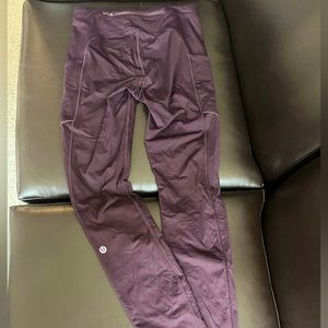 Size 4 Lululemom leggings. Barely worn:)